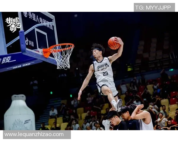 兼顾篮球与足球的全能球星：跨界运动员如何平衡两项顶级体育挑战